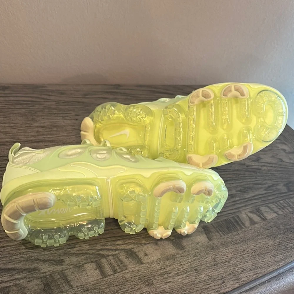 Women’s Nike vapormax - Picture 3 of 4